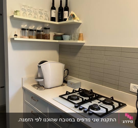 מטבח עם כיריים, מדפים וכלי מטבח